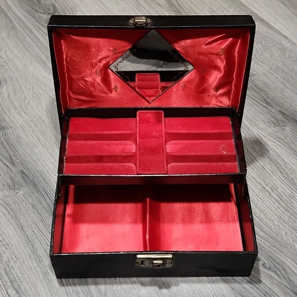 Vintage Blk w/Red Silk Lined Jewelry Box